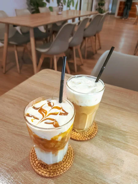 Finom Jeges Karamell Kávé Latte Egy Pohárban Egy Asztalon Szelektív — Stock Fotó