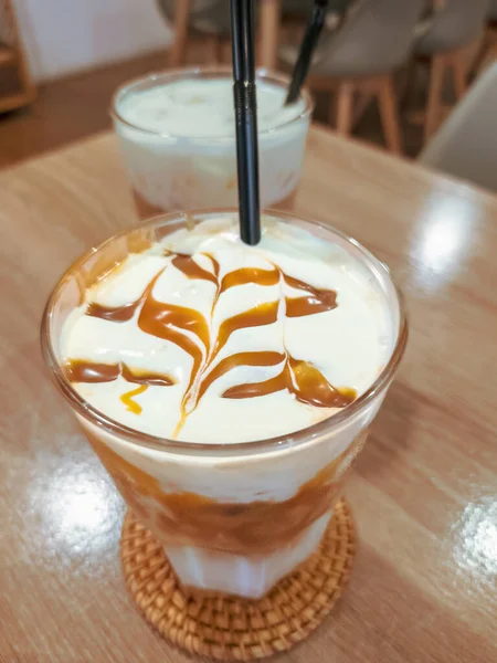Delicioso Café Caramelo Gelado Latte Copo Uma Mesa Madeira Foco — Fotografia de Stock