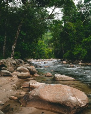 Nehir nehrin yukarısından, Sungai Kampar, Gopeng, Perak 'tan akıyor..