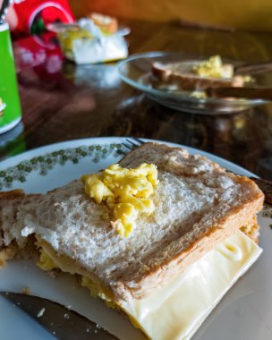 Sağlıklı ekmek tostu, peynir ve çırpılmış yumurta..