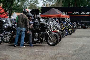 Kuala Terengganu, Malezya - 25 Haziran 2022: Otoyolda motosiklet sürücüleri. Arkadan vurulmuş..