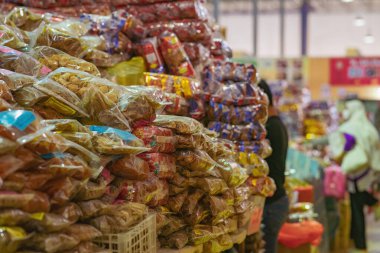 Terengganu, Malezya - 26 Haziran 2022: Pasar Payang geleneksel yerel gıda ve atıştırmalık satıyor.