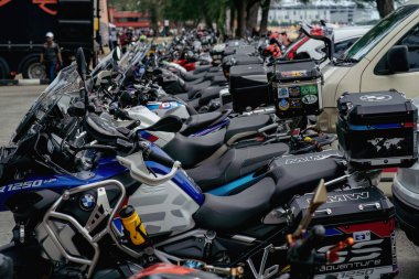 Kuala Terengganu, Malezya - 25 Haziran 2022: Terengganu bisiklet haftası etkinlikleri sırasında yol kenarına park eden motosikletler.