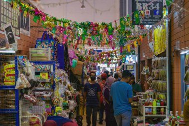 Terengganu, Malezya - 26 Haziran 2022: Pasar Payang geleneksel yerel gıda ve atıştırmalık satıyor.