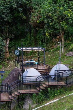 Perak, Malezya - 19 Ekim 2022 Cazibe Kampı ya da Lenggong 'daki Kuak Hill Resort' taki göz alıcı alanlar.