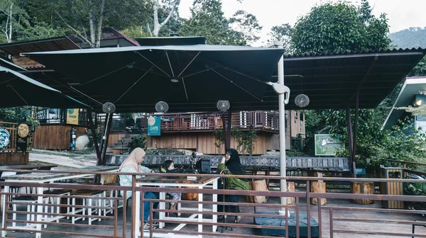 Perak Malaysia Okt 2022 Familie Sitzt Auf Der Holzterrasse Kuak — Stockfoto