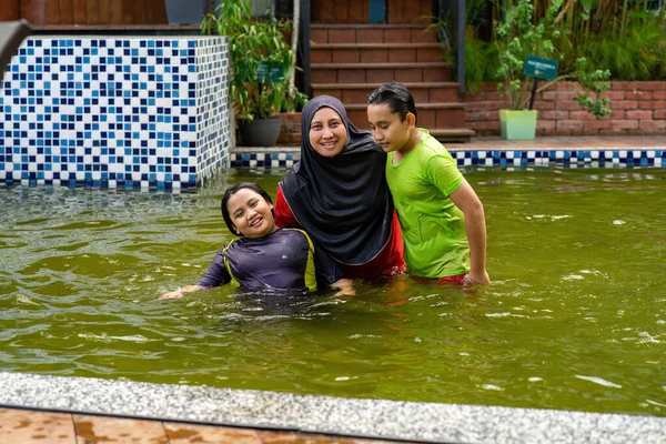 Feliz Família Nadando Piscina Mãe Vestindo Hijab Com Crianças — Fotografia de Stock