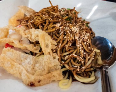 Makarnayı kızarmış soya peyniri ve susamlı yap.