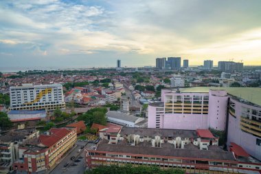 Melaka, Malezya - 25 Ağustos 2022 Şehir siluetinin panoramik manzarası, gün batımında trafik ve ışık. Renkli şehir ışıkları.