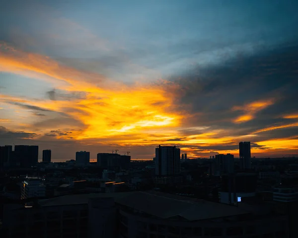 Horizon Στο Ηλιοβασίλεμα Χρυσό Μπλε Ουρανό Μερικά Σύννεφα Πόλη Σιλουέτα — Φωτογραφία Αρχείου