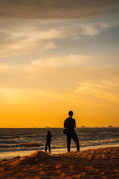 Ludzie Plaży Podczas Złotego Zachodu Słońca — Zdjęcie stockowe