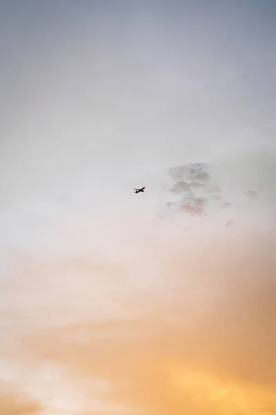 金色落日的天空 有一架小飞机飞得很高 飞向你的梦想概念壁纸 旅途愉快 — 图库照片