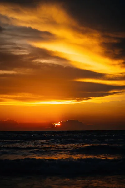 Silhouette Della Spiaggia Durante Tramonto Dorato — Foto Stock