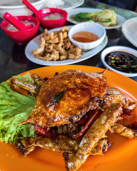 Crabe Boue Chili Servi Avec Autres Plats Chinois Sur Table — Photo