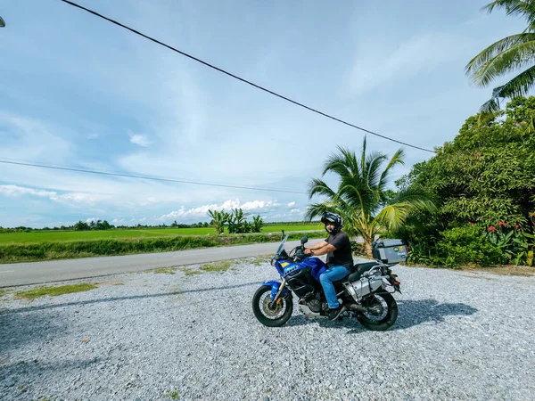 Sekinchan Malaysia Okt 2022 Abenteuermotorradreisende Die Durch Das Reisfeld Fahren — Stockfoto
