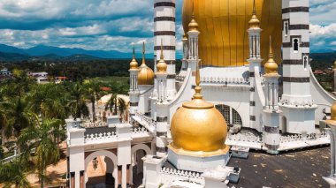 Kuala Kangsar, Perak, Malezya 'daki Ubudiah Camii' nin havadan görünüşü