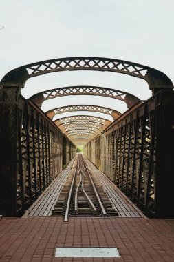 PERAK, MALAYSIA - 18 Ekim 2022: Kuala Kangsar 'daki tabelada 1897' den beri Victoria Köprüsü tarihi.