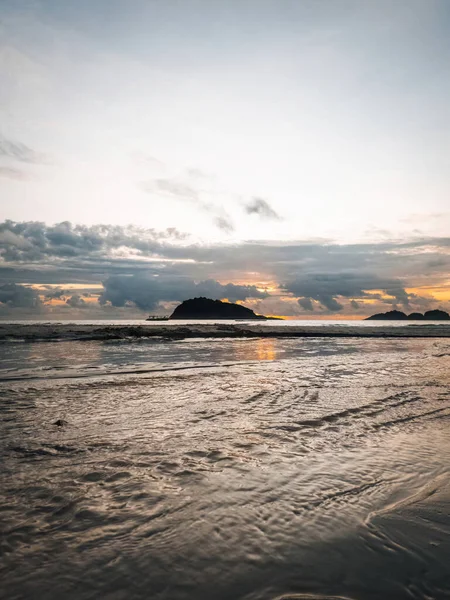 Схід Сонця Береговому Піску Піщаний Пляж Текстурами Водою — стокове фото