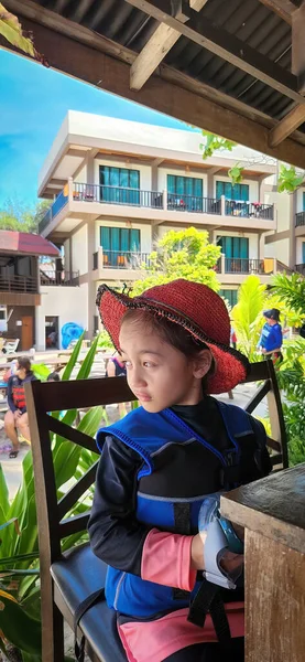 Menina Adorável Vestindo Chapéu Colete Salva Vidas Sentado Resort Praia — Fotografia de Stock