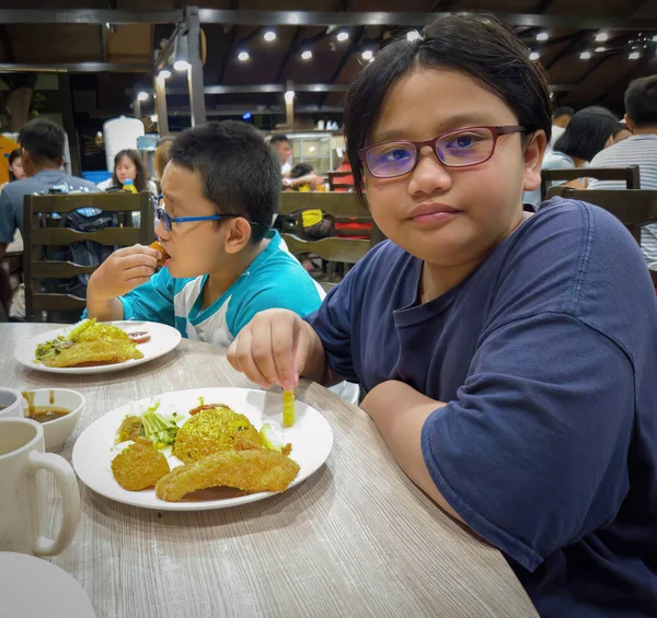 Redang Malasia Mayo 2022 Niños Cenando Resort — Foto de Stock