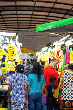 Brickfields, Malezya - 22 Ekim 2022 İnsanlar Kuala Lumpur 'daki Küçük Hindistan kasabasında Deepavali ya da Diwali kutlaması için Hint çelenkleri alıyor.