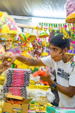 Brickfields, Malezya - 22 Ekim 2022 Diwali ya da Deepavali için aksesuar satın almak, Kuala Lumpur 'daki Küçük Hindistan kasabasında Hinduların ana festivali..