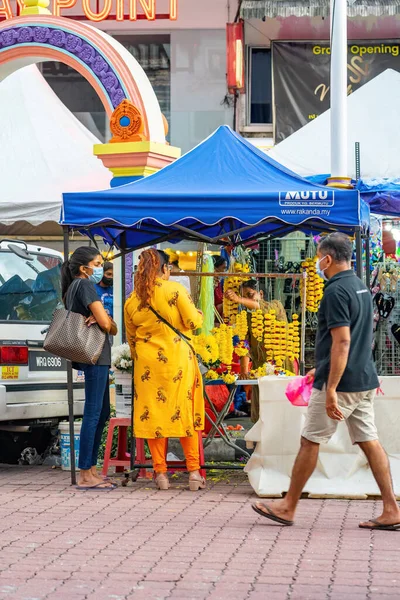 マレーシアのブリックフィールド 10月22 2022クアラルンプールのリトルインディアタウンで開催されるヒンドゥスの主な祭りであるディワリまたはディープヴァリのアクセサリーを購入する — ストック写真