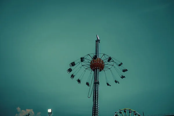 Silla Torre Giratoria Moviéndose Feria Fun Por Noche — Foto de Stock
