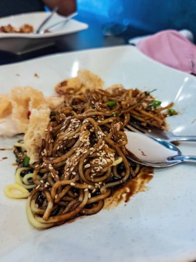 Makarnayı kızarmış soya peyniri ve susamlı yap.