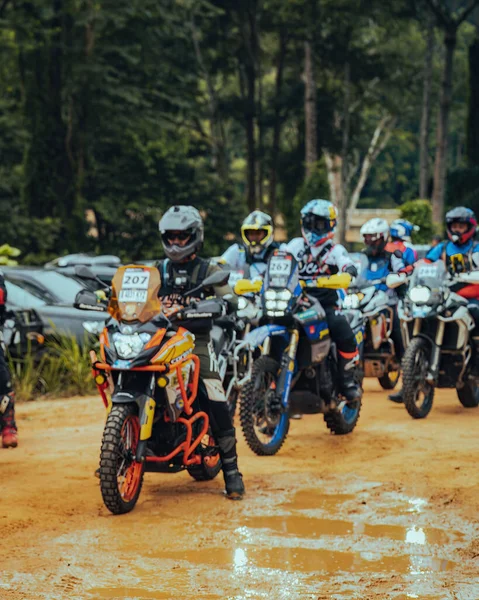 マレーシアのパハン 2022年9月24日ジャングルの近くで練習中に出発点でブリュリーエンデューロオートバイ — ストック写真