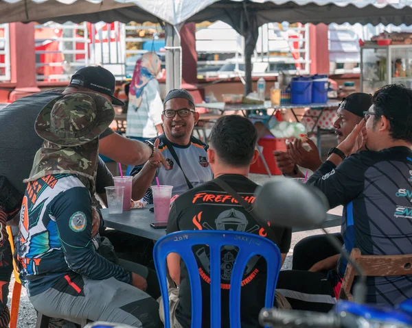 マレーシア パハン 2022年9月24日マレー人男性は友人と地元のカフェで一緒にチャットしています — ストック写真