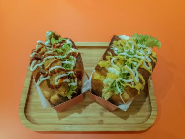 Kore Sandviçi ya da yumurtalı yumurta, marul, mayonez, peynir, maydanoz, sos..