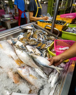 Melaka, Malezya - 25 Ağustos 2022 Taze deniz ürünleri restoranı Geceleri çalışan yemeklere aşçı satışı.