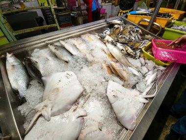 Melaka, Malezya - 25 Ağustos 2022 Taze deniz ürünleri restoranı Geceleri çalışan yemeklere aşçı satışı.