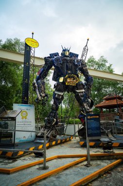 Melaka, Malezya - 25 Ağustos 2022 Hurda Metalden Sanat, açık havada ayakta duran bir robot kopyası.