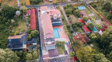 Port Dickson, Negeri Sembilan 'daki bir tatil beldesinin havadan görüntüsü.