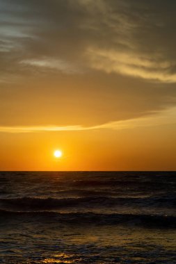 Altın gün batımında güzel deniz manzarası.