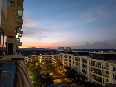 Bangi, Malezya - 12 Haziran 2022 Gün batımı Bandar Seri Putra yerleşim bölgesinde.