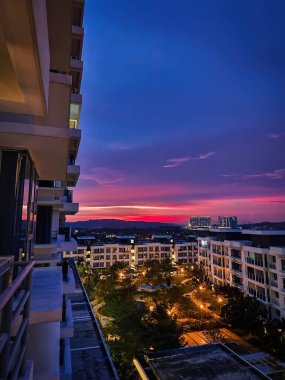 Bangi, Malezya - 12 Haziran 2022 Gün batımı Bandar Seri Putra yerleşim bölgesinde.