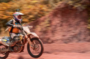Pahang, Malezya - 24 Eylül 2022 Enduro bisiklet sürücüsünün çalışma sırasında kum arazisindeki hareketli görüntüsü.