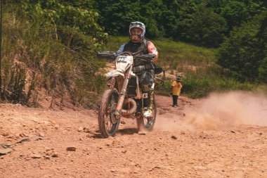 Pahang, Malezya - 24 Eylül 2022 Enduro bisiklet sürücüsü antrenman sırasında kum arazisinde hareket halindeydi.