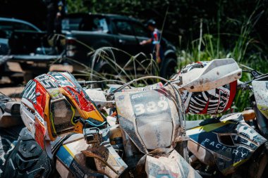 Pahang, Malezya - 24 Eylül 2022 Antrenmandan sonra Kirli Enduro motosikletleri.