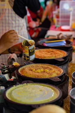 Apam Balik, Güneydoğu Asya 'da kremalı ve fıstıklı bir krep. Bu yumuşak krep genellikle sokak pazarında sipariş vermek için yapılır..