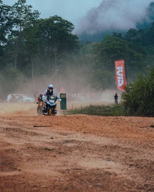 Pahang, Malezya - 24 Eylül 2022 Enduro bisiklet sürücüsü antrenman sırasında kum arazisinde hareket halindeydi.