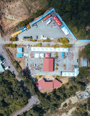 Ulusal park Kuala Tahan köyünün park alanı yüksek açılı manzarası. İHA hava fotoğrafı.