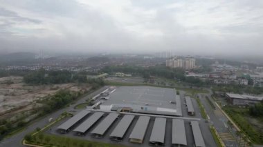 Selangor, Malezya - 5 Mart 2023 Lotus 'un Bangi' deki hipermarketinin hava görüntüsü.