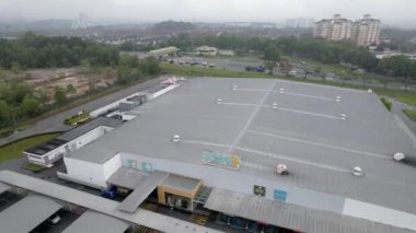 Selangor, Malezya - 5 Mart 2023 Lotus 'un Bangi' deki hipermarketinin havadan görüntüsü