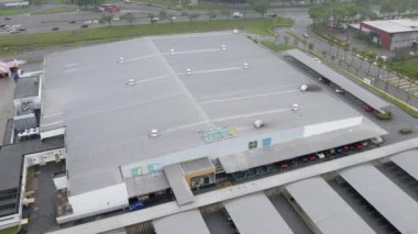 Selangor, Malezya - 5 Mart 2023 Nilüfer 'in Bangi' deki hipermarketinin hava manzaralı sarmal görüntüsü