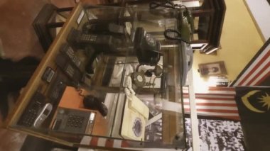 Perak, Malezya - 20 Ekim 2022 Vintage telefonlar sergileniyor. 1950 'lerden 2000' e. Dikey video