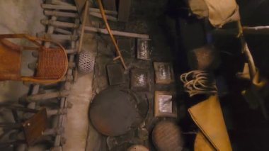 Perak, Malezya - 20 Ekim 2022 Dikey Video. 2. Dünya Savaşı sırasında Çin evini yakınlaştır